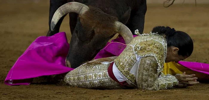 Lupita Lopez distracție în arenă foto AFP/YURI CORTEZ