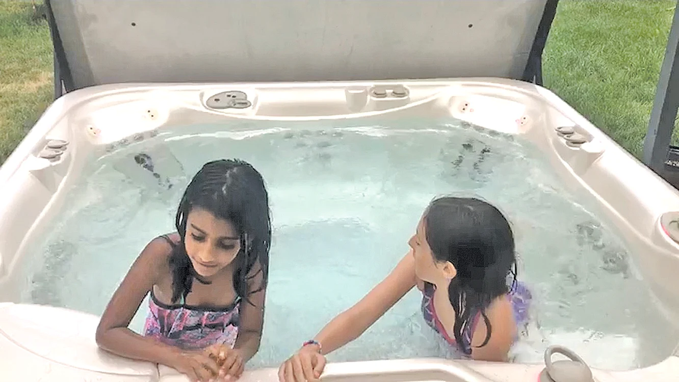 Sorina şi sora sa, la bălăceală în jacuzzi din curte  