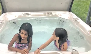 Sorina şi sora sa, la bălăceală în jacuzzi din curte   jpeg