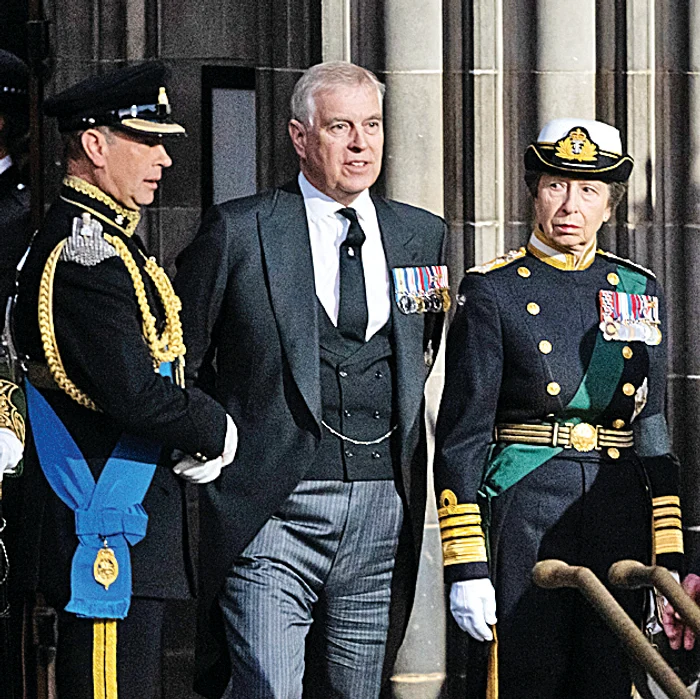 Prințului Andrew nu i s-a permis să poarte uniforma militară