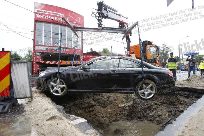 Omul de afaceri Cristi Iancu a intrat cu Mercedesul în groapă. (Foto: Marian Vilău)