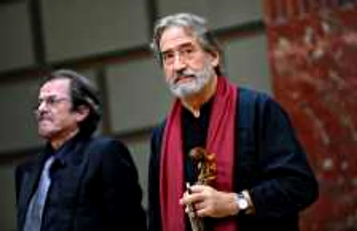 Dirijorul Jordi Savall, la finalul spectacolului „La Dinastia Borgia“, susţinut, vineri, la Ateneu FOTO Agerpres