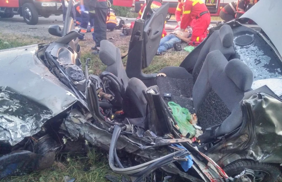 Trei persoane au fost prinse între fiarele contorsionate şi au decedat pe loc. FOTO. Adevarul
