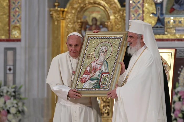 Papa Francisc a primit de la patriarh o icoană cu Sfântul Andrei, al doilea hram al Catedralei după Înălțarea DomnuluiFoto: Inquam/Octav Ganea