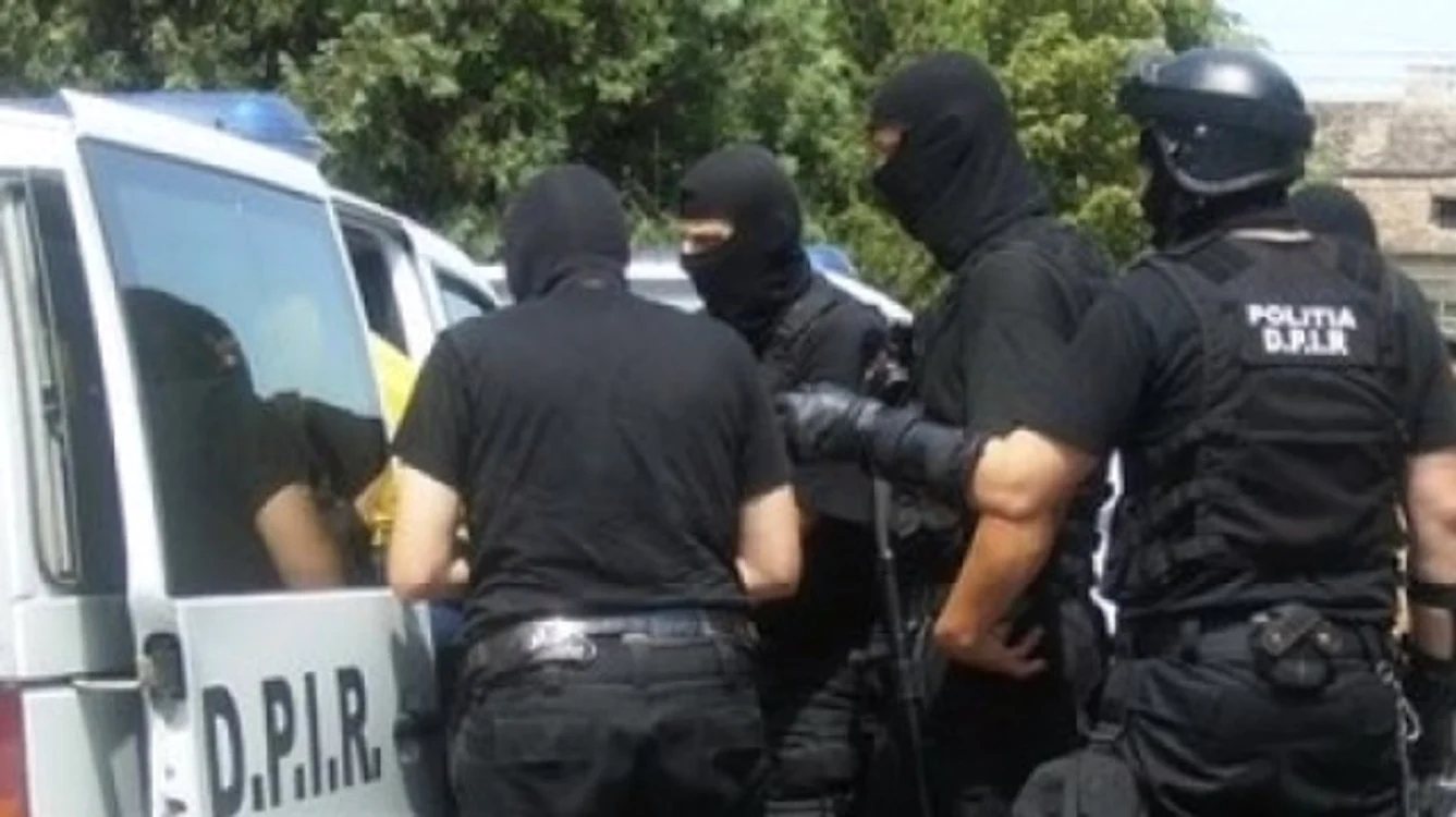 
    Polițiștii de la acțiuni speciale au percheziționat mai multe sedii ale unui mare importator de cafea  