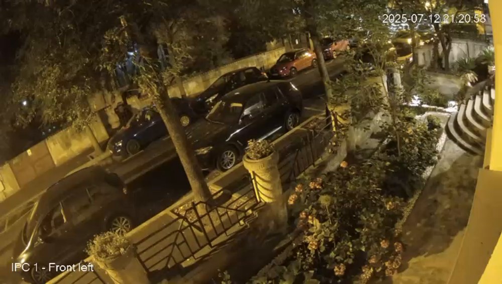 Bărbat de 63 de ani, reținut de polițiști pentru incendierea a două mașini. Camerele de supraveghere surprind momentul incidentului