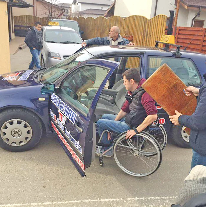 
    George este ajutat  de instructor să  urce în maşina de  şcoală, adaptată  nevoilor sale  