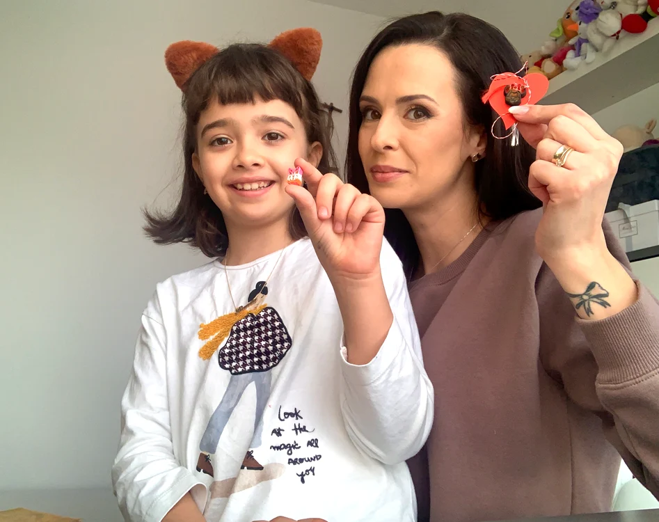 
    Renata pictează pastele în tot felul de culori, astfel încât fiecare mărțișor e unic  