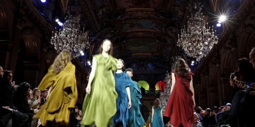 Modelele prezintă colecţia toamnă/iarnă 2017/2018 a casei de modă Issey Miyake la Săptămâna Modei de la paris. FOTO EPA