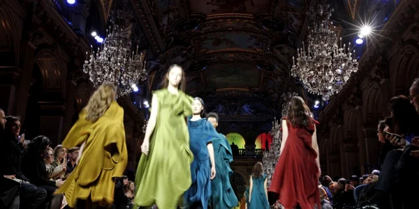 Modelele prezintă colecţia toamnă/iarnă 2017/2018 a casei de modă Issey Miyake la Săptămâna Modei de la paris. FOTO EPA