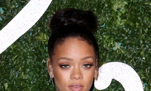 Rihanna a accesorizat sacoul negru cu bijuterii din diamante jpeg