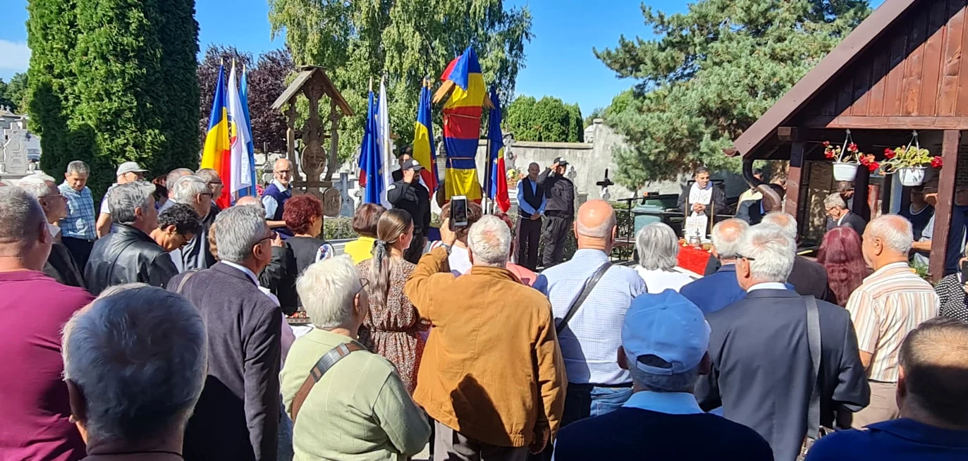 La dezvelirea monumentului au participat aproape 100 de persoane FOTO argespress.ro