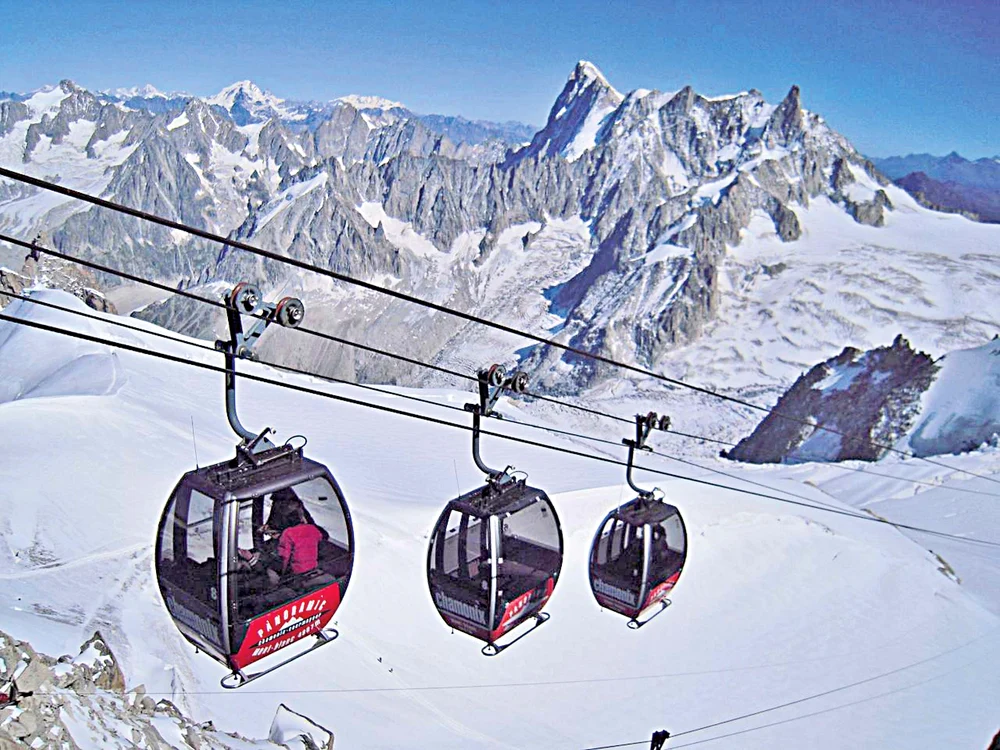 
    Panică la 3.842 de metri altitudine! 110 turişti au fost blocaţi pe circuitul  din Mont Blanc. Doar 65 au fost salvaţi până la lăsarea întunericuluiFoto: AFP  