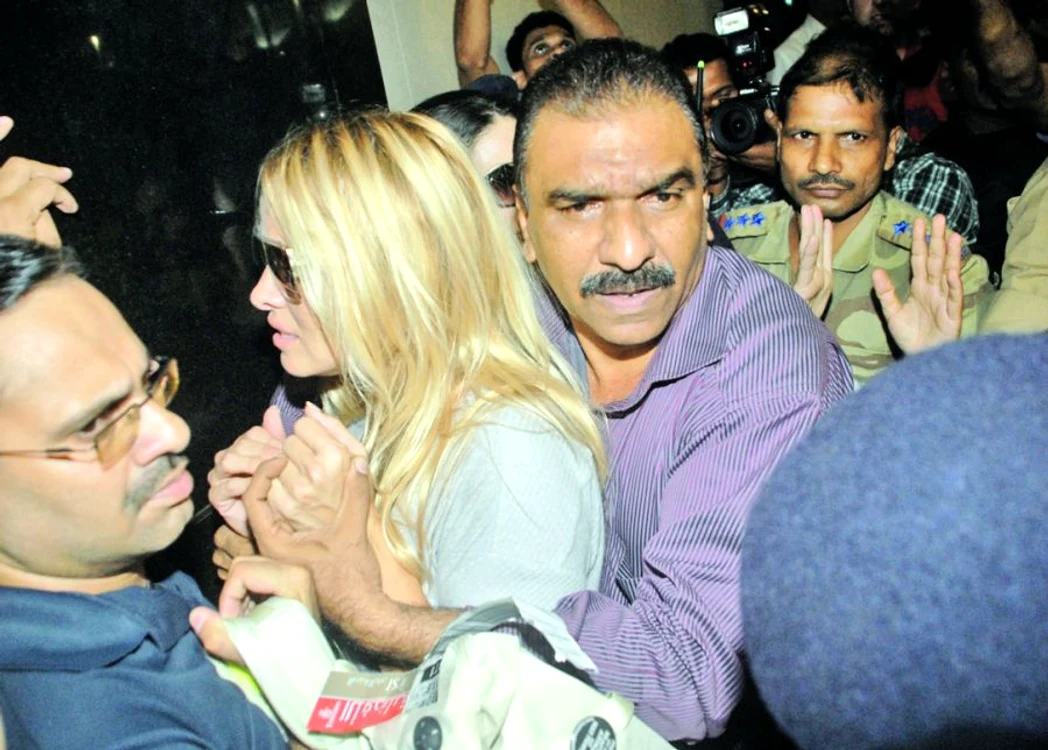 Pam pare foarte  speriată şi se lipeşte  de bodyguard