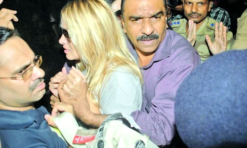 Pam pare foarte  speriată şi se lipeşte  de bodyguard jpeg