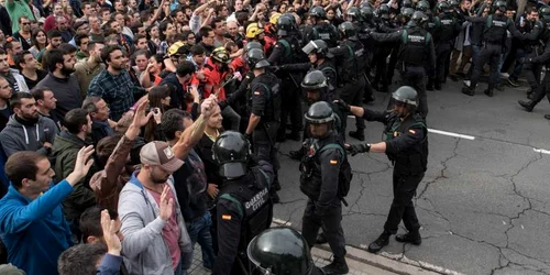 Confruntări între poliţişti şi protestatari în Catalonia. FOTO Guliver Gettyimages