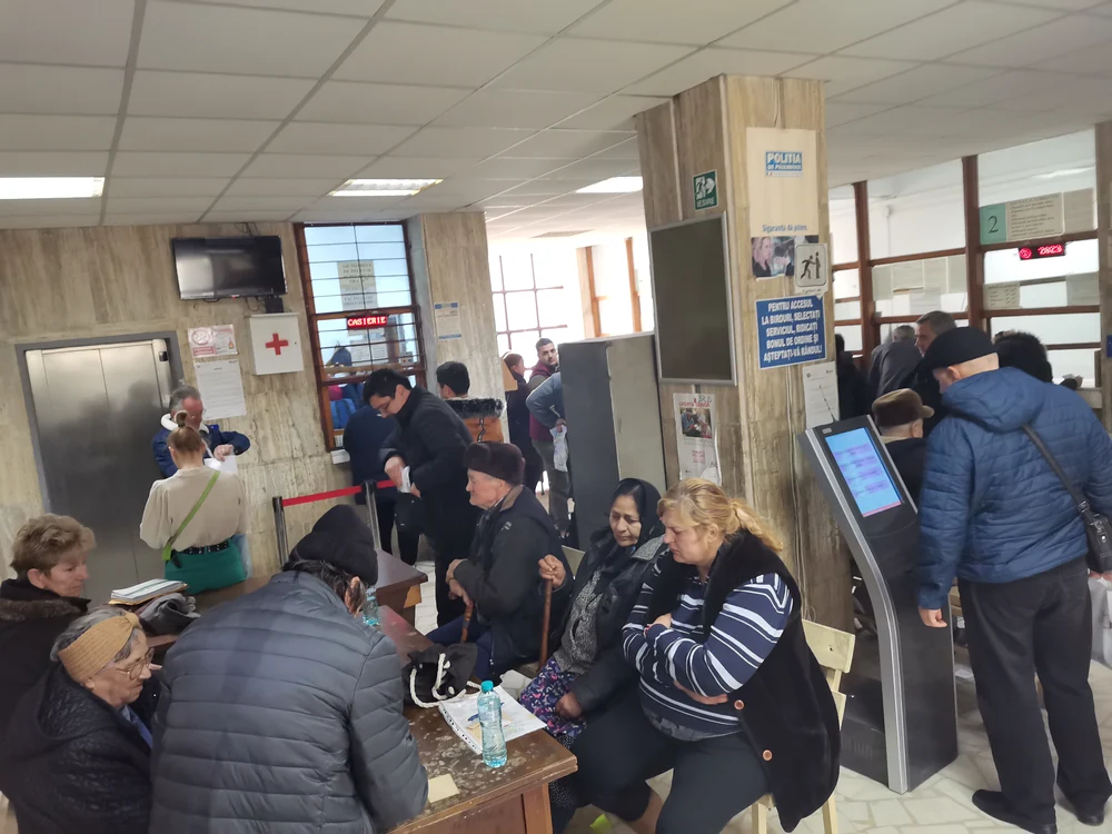 Cetățeni sunt tratați ca în anii 80 în multe dintre instituțiile românești. FOTO: Alina Mitran