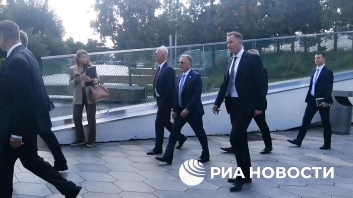 Steve Witkoff plimbându-se în parcul Zaryadye, situat lângă Kremlin / Sursa foto: Zvezda