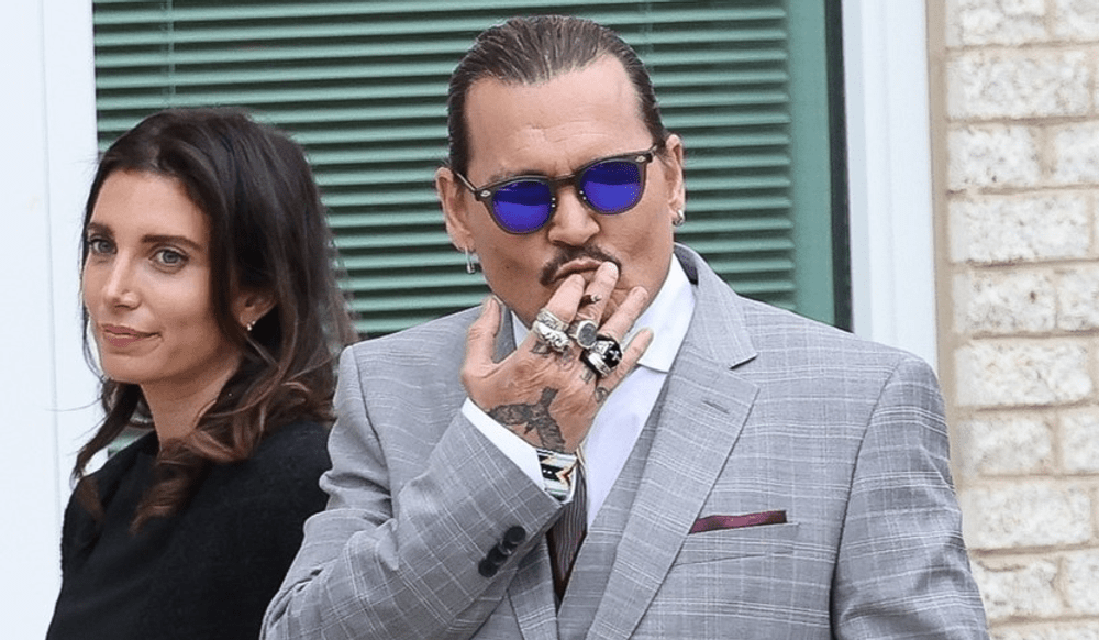 Johnny Depp are o relație cu avocata sa. Femeia este mai tânără cu 22 de ani