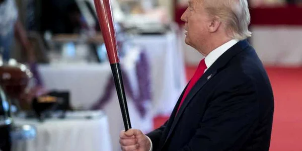Preşedintele Donald Trump  s-a jucat cu o bâtă de baseball la târgul Spirit of America Showcase la Casa Albă FOTO EPA-EFE / Michael Reynolds