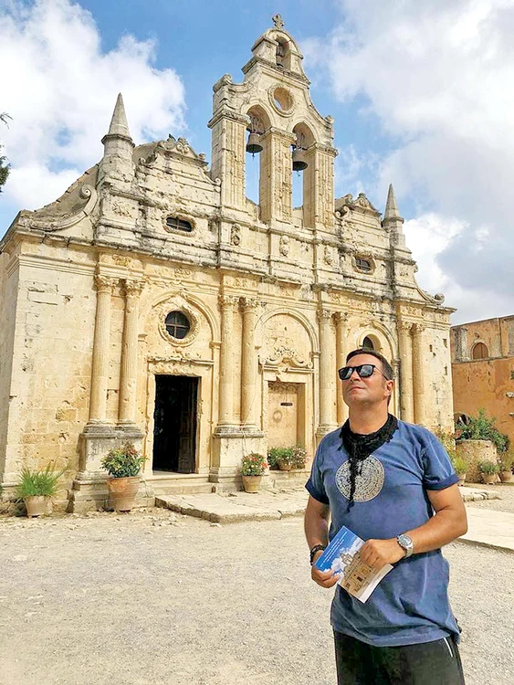 Creta e plină de istorie, de ruine, castele şi mănăstiri frumoase