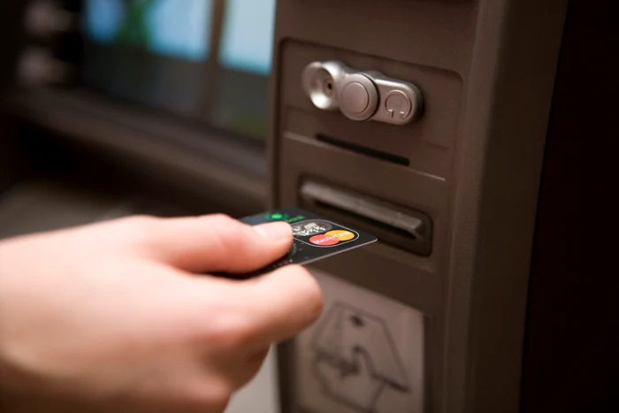 Sumele mari scoase de la bancomat atrag atenția autorităților / foto: arhiva