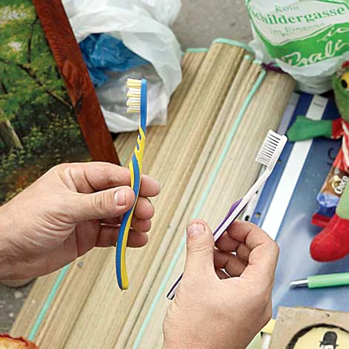 Periuţele de dinţi erau aruncate în mormanul de încălţări uzate