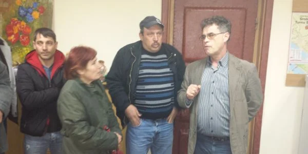 cetăţeni nemulţumiţi la primaria severin FOTO Corina Macavei 