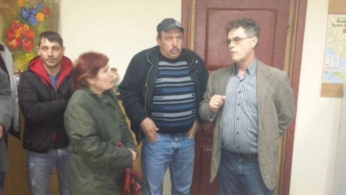 Cetăţenii nemulţumiţi îşi expun problema viceprimarului Liviu Nicolicea FOTO Corina Macavei