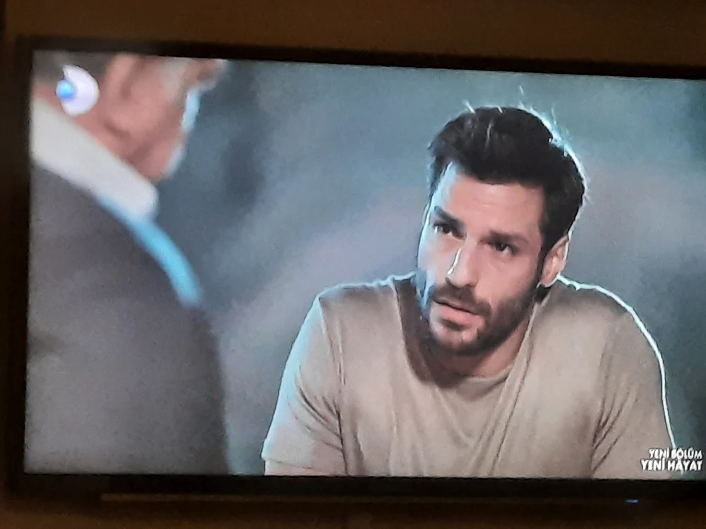 Actorul Serkan Çayoğlu, într-o captură de ecran. Serialul respectiv se difuza în Istanbul, la o televiziune locală