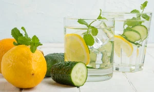 Detoxifiere - apa cu lămâie - mentă FOTO Shutterstock 