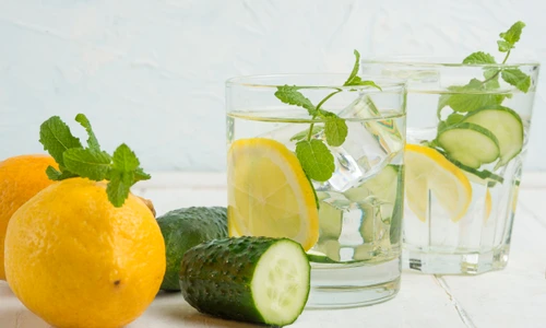 Detoxifiere - apa cu lămâie - mentă FOTO Shutterstock 