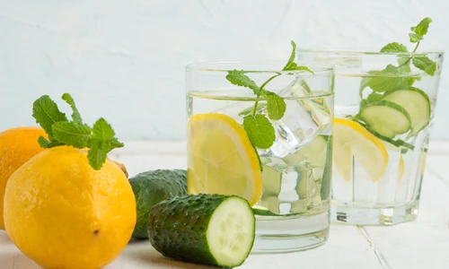 Detoxifiere - apa cu lămâie - mentă FOTO Shutterstock 