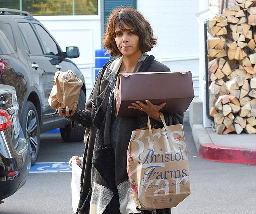 Pungile de sub ochi şi ridurile i-au invadat faţa lui Halle Berry
