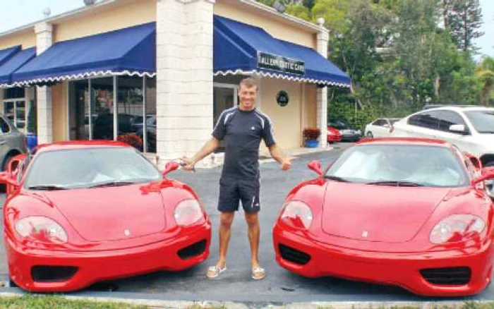 Lucian s-a fotografiat în Miami alături de două maşini Ferrari, preferatele sale