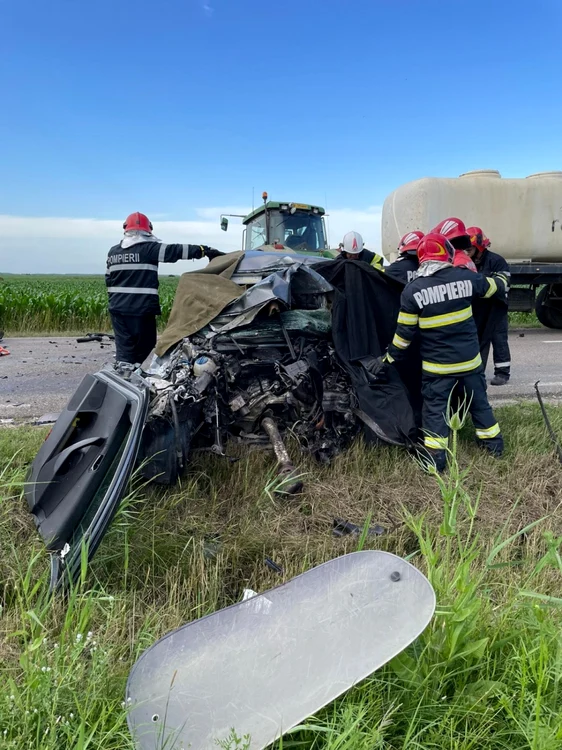 Maşina s-a făcut zob în urma impcatului cu tractorul FOTO ISU Vrancea