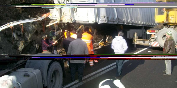 Un tir cu hârtie răsturnat a blocat, parţial, circulaţia pe Dealul Negru (foto arhiva)