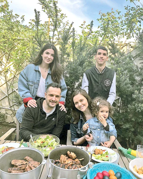 Mădălin Ionescu, Cristina  Şişcanu, Petra,  Ştefania şi Filip