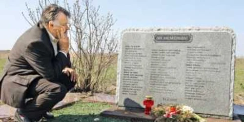 Ion Florian Dănuţ, primarul din Baloteşti, se reculege la monumentul ridicat în memoria victimelor 