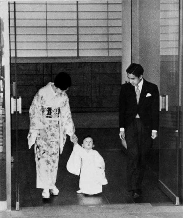 Naruhito, în copilărie, cu părinţii săi, împăratul Akihito şi împărăteasa Michiko
