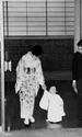 Naruhito, în copilărie, cu părinţii săi, împăratul Akihito şi împărăteasa Michiko jpeg