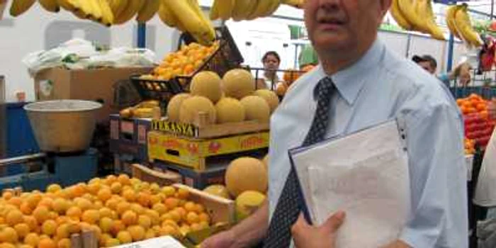 Comercianţii din Piaţa Centrală se feresc să spună de unde aduc mărfurile
