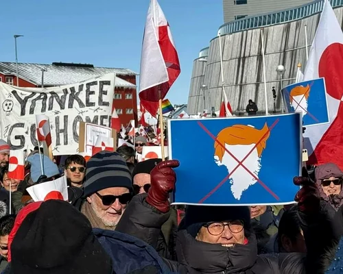 Protest în Groenlanda împotriva planurilor lui Trump FOTO X @PtisiMagazine jfif
