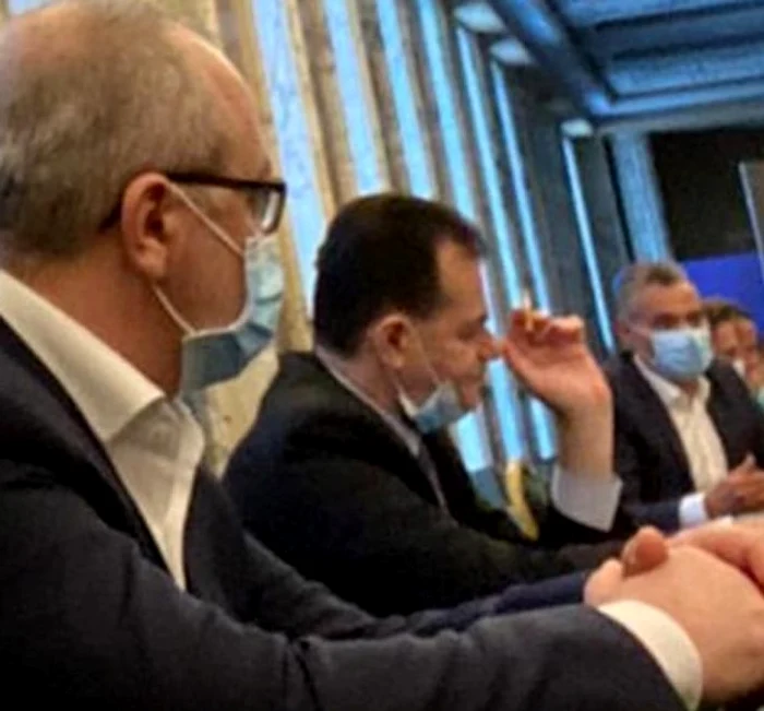 Apropiere socială, alcool și tutun în biroul lui Ludovic Orbanfoto: Facebook / Cristian Vasilcoiu