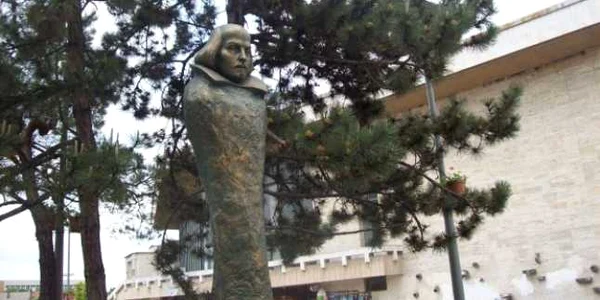 Statuia a fist realizată de scluptorul Rodion Gheorghiţă şi a costat 10.000 de euro