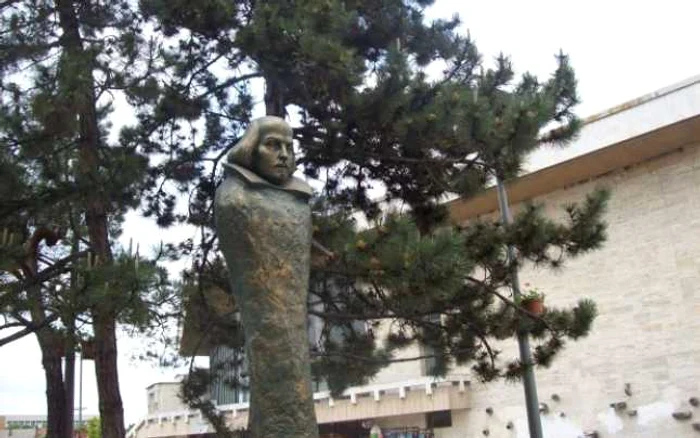 Statuia a fost realizată de scluptorul Gheorghiţă Rodion şi a costat 10.000 de euro