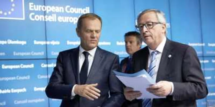 Donald Tusk (stânga), preşedintele Consiliului European, şi Jean-Claude Juncker (dreapta), preşedintele Comisiei Europene.