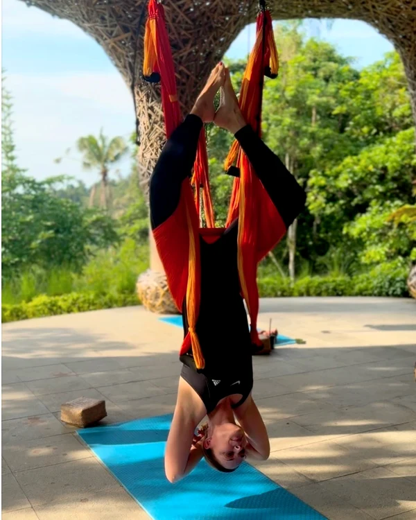Andreea Marin face aerial yoga în Bali, Indonezia jpg
