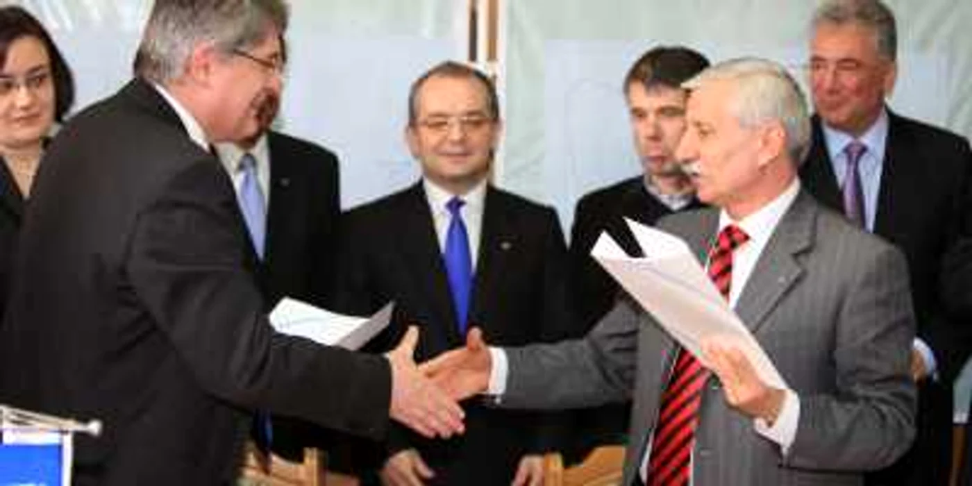 Compania germană şi IAR Ghimbav au semnat astăzi contractul Foto: Bogdan Crăciun