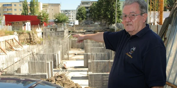 Alexandru Nicola spune că fundaţia rămasă neastupată afectează structura de rezistenţă a blocului. FOTO: Bogdan Crăciun